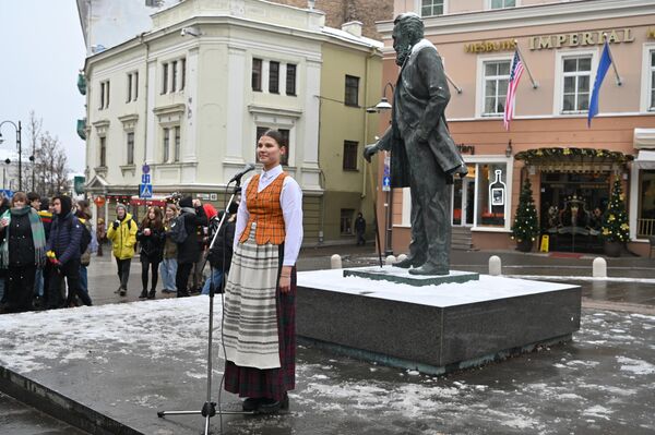 Участники мероприятия исполнили вокальные произведения рядом с памятником. - Sputnik Литва