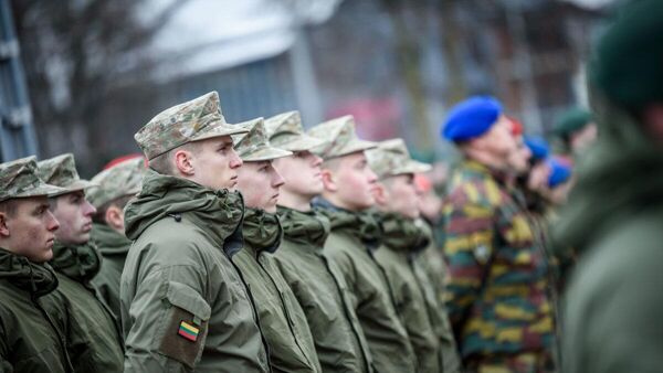 Литовские военные на параде в честь дня Вооруженных сил Литвы - Sputnik Литва