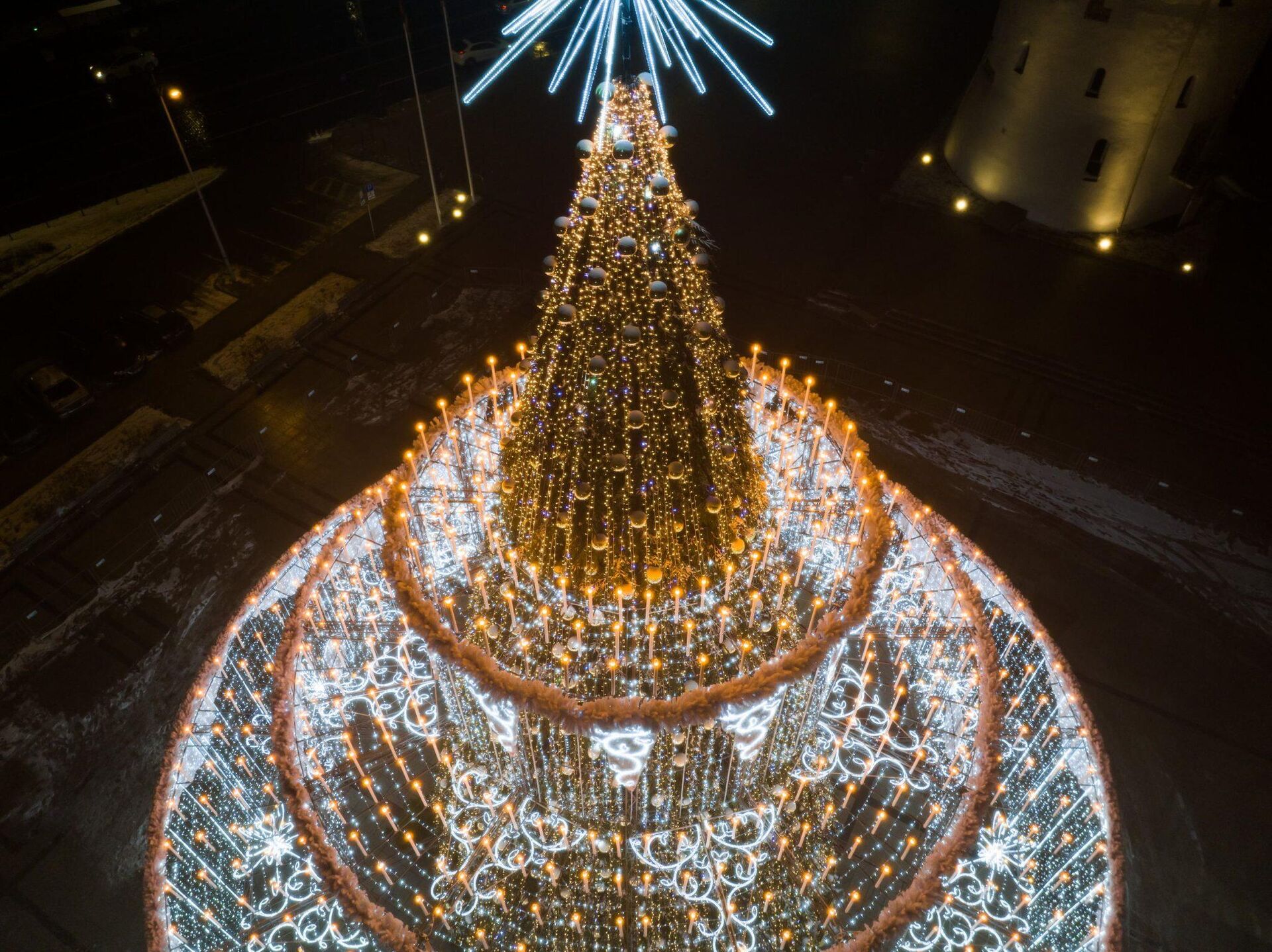 Рождественская елка на Кафедральной площади в Вильнюсе - Sputnik Литва, 1920, 27.11.2022