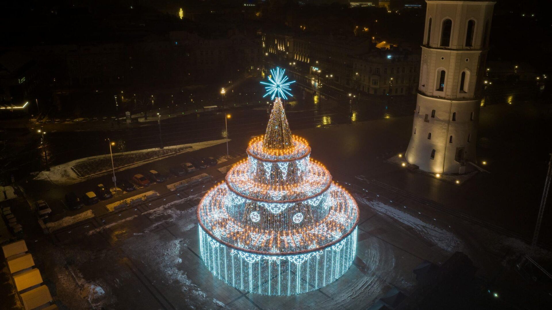 Рождественская елка на Кафедральной площади в Вильнюсе - Sputnik Литва, 1920, 26.11.2022