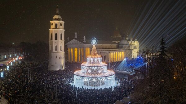 Рождественская елка на Кафедральной площади в Вильнюсе - Sputnik Литва