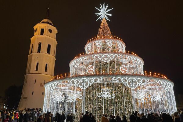 На Кафедральной площади 26 ноября в 19:00 зажгли рождественскую елку — композицию в форме торта с 700 свечами. - Sputnik Литва