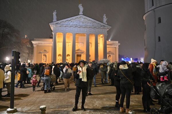 Полюбоваться на елку на Кафедральной площади можно будет до 8 января. - Sputnik Литва