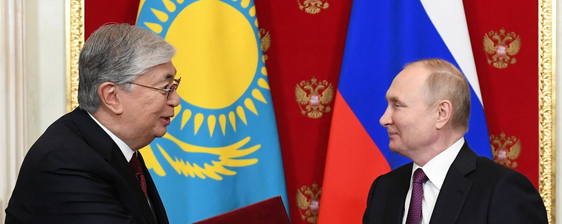 Президент РФ Владимир Путин (справа) и президент Казахстана Касым-Жомарт Токаев - Sputnik Литва, 1920, 29.11.2022