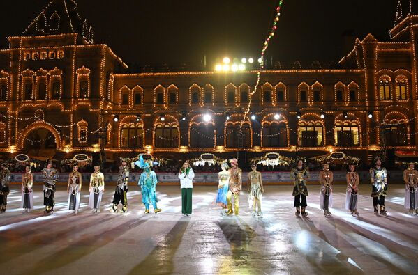 На фото: фигуристы после окончания ледового спектакля &quot;Шахерезада&quot;. - Sputnik Литва
