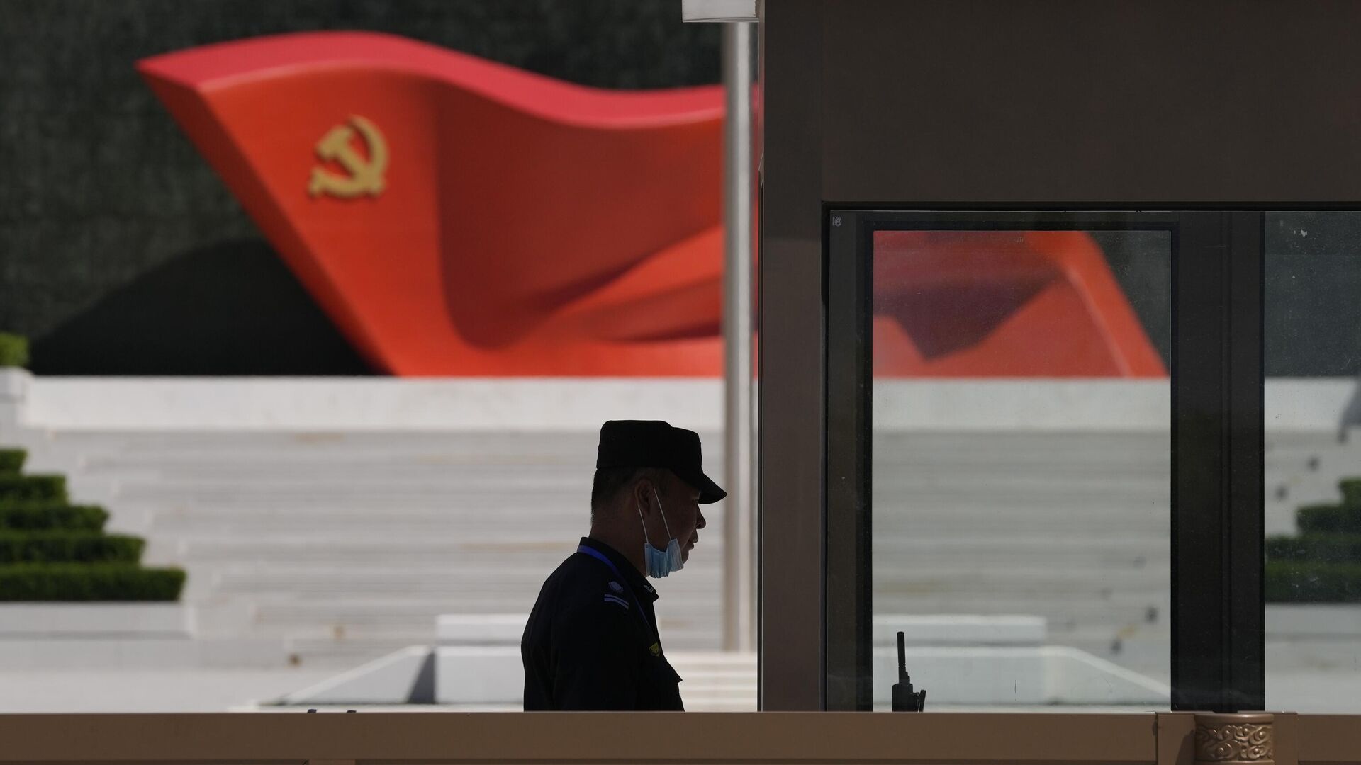 Охранник около скульптуры флага Компартии Китая, установленного у Музея КПК - Sputnik Литва, 1920, 12.02.2023