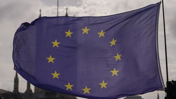 Флаг Евросоюза перед зданием парламента в Лондоне - Sputnik Литва