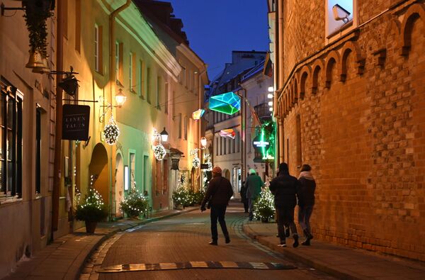 На фото: жители прогуливаются по улочкам Старого города. - Sputnik Литва