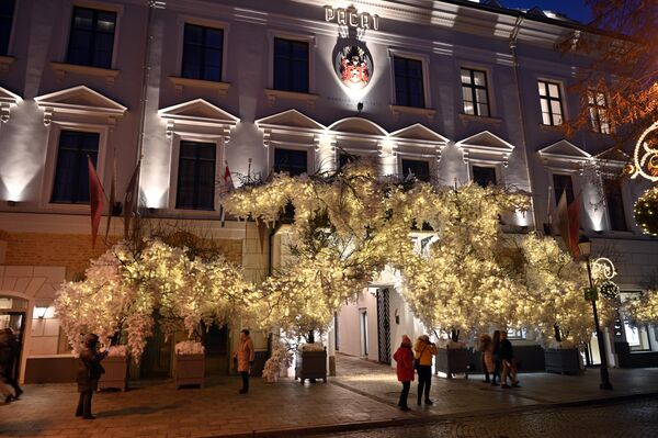Празднично украшенный вход в гостиницу Pacai в Вильнюсе. - Sputnik Литва