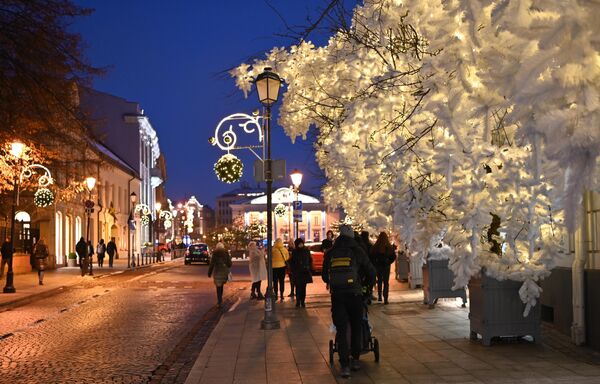 На фото: жители прогуливаются по улицам Вильнюса. - Sputnik Литва