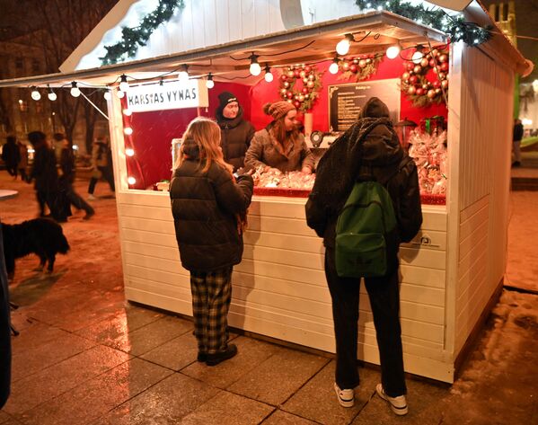 В палатках в городке предлагаются сладости, ароматные чаи, кофе, горячее вино, создающие атмосферу Рождества. - Sputnik Литва