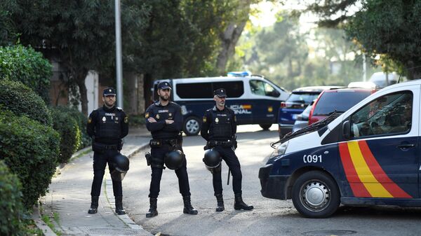 Испанские полицейские на улице Мадрида после обнаружения посылки с самодельным устройством в посольстве Украины - Sputnik Литва