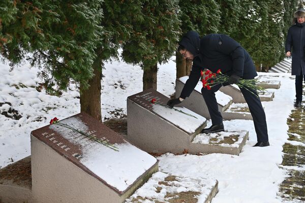 Представители посольства возложили цветы к воинским захоронениям. - Sputnik Литва