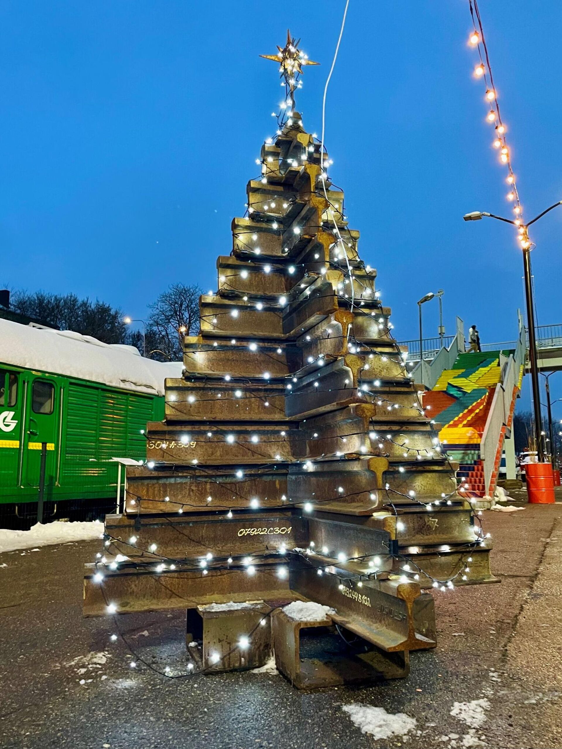 Рождественская елка в Вильнюсе, сделанная из остатков рельсов - Sputnik Литва, 1920, 04.12.2022