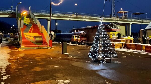 Рождественская елка в Вильнюсе, сделанная из остатков рельсов - Sputnik Литва