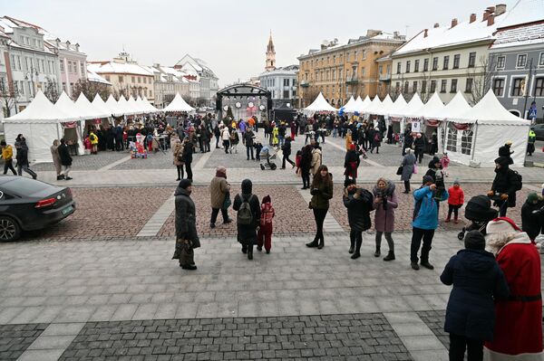 Международная Рождественская ярмарка на Ратушной площади открылась в начале декабря. - Sputnik Литва