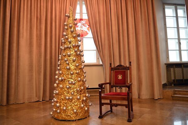 На фото: рождественская елка в вестибюле Ратуши.  - Sputnik Литва
