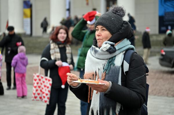Жители могли купить традиционные изделия, подарки и другие милые безделушки из разных стран. - Sputnik Литва