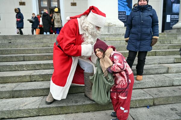 На фото: Санта-Клаус дарит детям подарки на Рождественской ярмарке. - Sputnik Литва