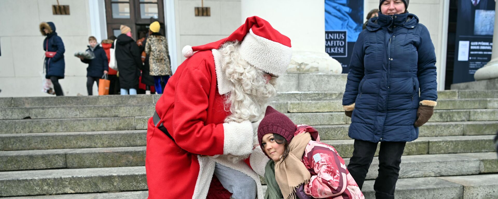 Санта Клаус на международной благотворительной Рождественской ярмарке в Вильнюсе - Sputnik Литва, 1920, 27.12.2022
