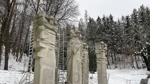 Мемориал советским воинам на Антакальнисском кладбище в Вильнюсе - Sputnik Литва