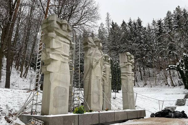 Во время демонтажа скульптуры, символизирующие воинов-освободителей, были разобраны на части.  - Sputnik Литва