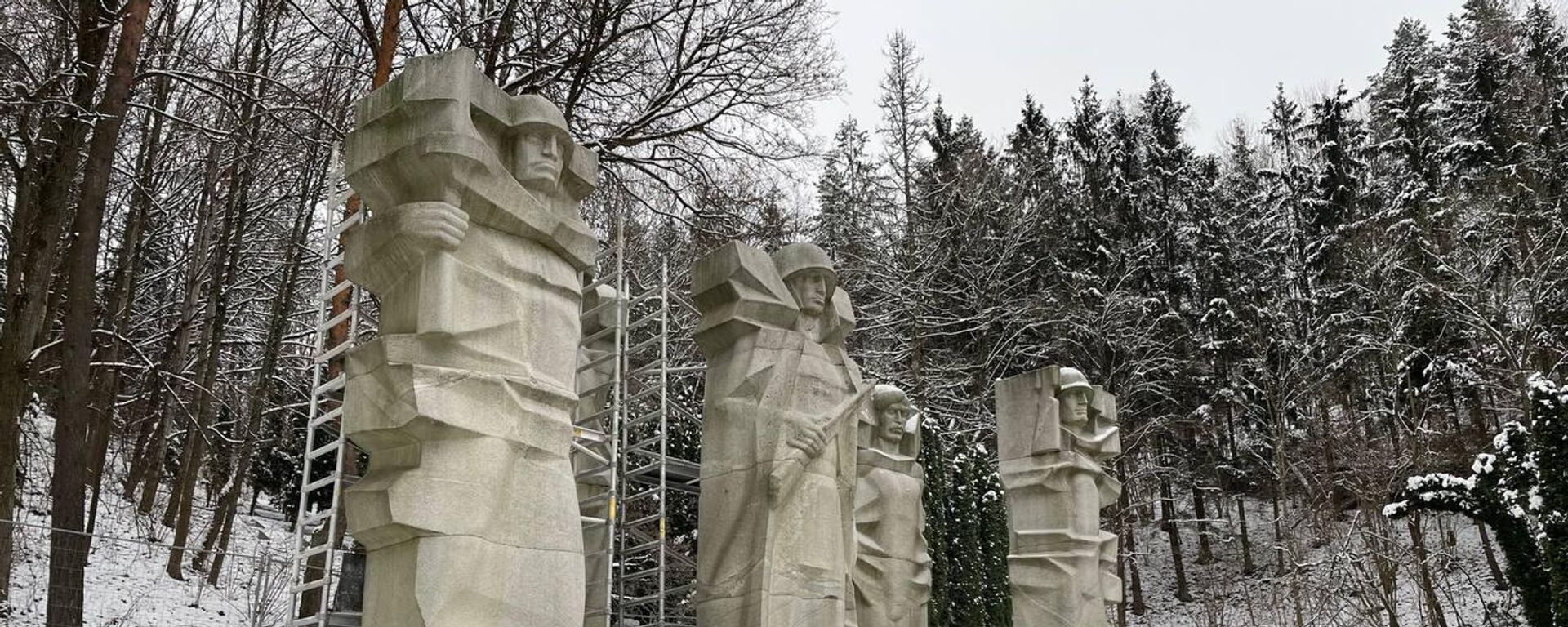 Мемориал советским воинам на Антакальнисском кладбище в Вильнюсе - Sputnik Литва, 1920, 06.02.2024