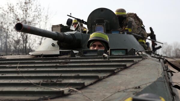 Украинские военнослужащие на боевой машине пехоты - Sputnik Литва