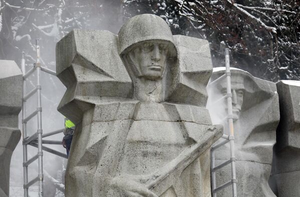На фото: процесс демонтажа скульптур. - Sputnik Литва