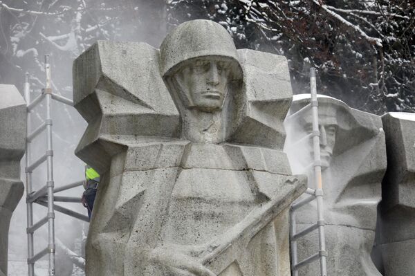 На фото: процесс демонтажа скульптур. - Sputnik Литва