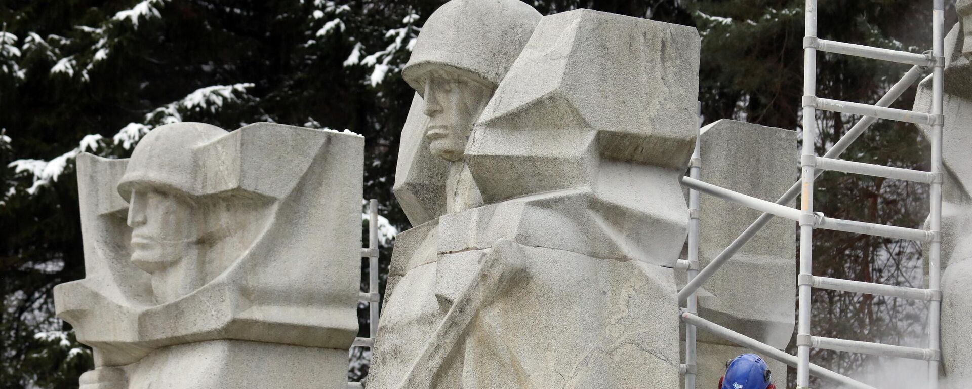 Мемориал советским воинам на Антакальнисском кладбище в Вильнюсе - Sputnik Литва, 1920, 14.12.2022
