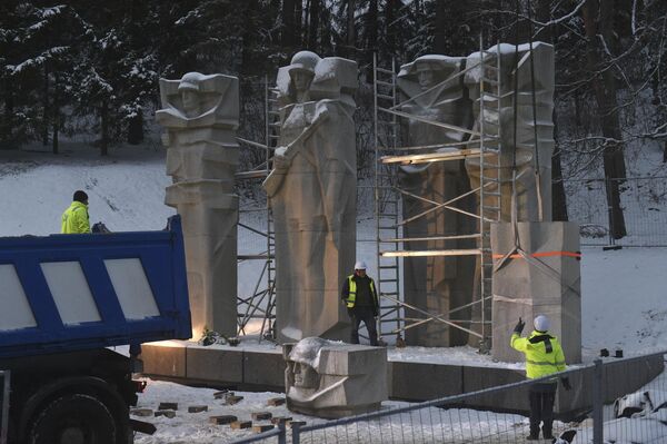Уже в четверг все шесть скульптур были демонтированы и вывезены с территории мемориала. - Sputnik Литва