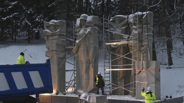 Снос стел крупнейшего в Литве мемориала советским воинам на Антакальнисском кладбище - Sputnik Литва