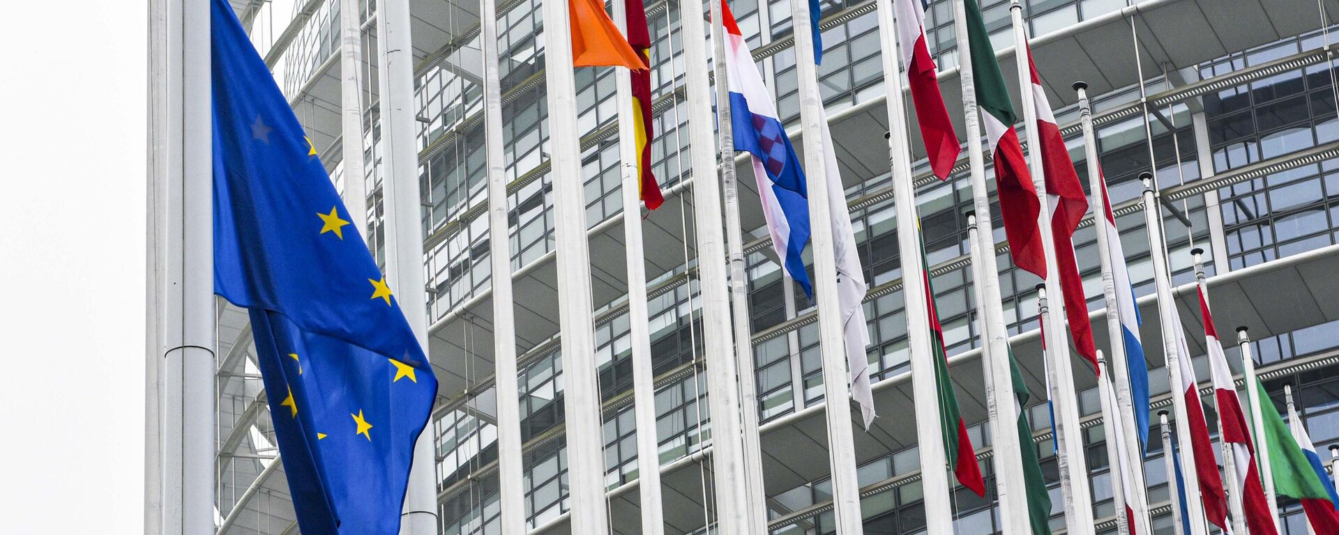 Флаги стран Евросоюза у здания Европарламента в Брюсселе - Sputnik Литва, 1920, 01.02.2024