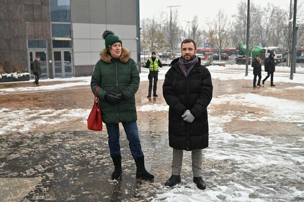 На акцию пришел глава комитета Сейма по правам человека Томас Витаутас Раскявичус (справа). - Sputnik Литва