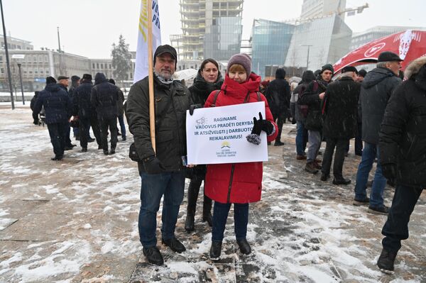 Протестующие требовали подписания коллективного договора. - Sputnik Литва