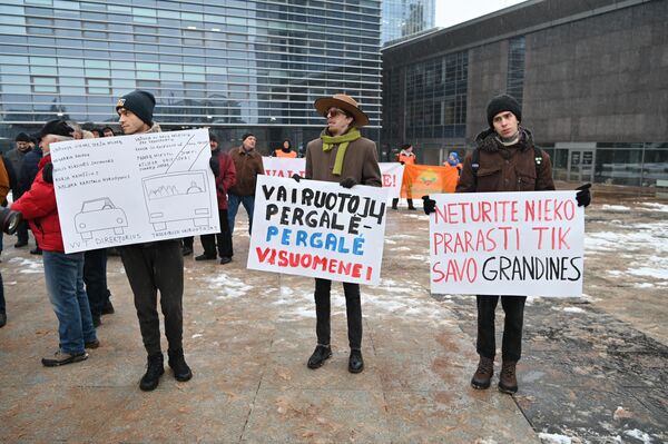 Члены профсоюзов вместе с водителями собрались на площади Европы. - Sputnik Литва