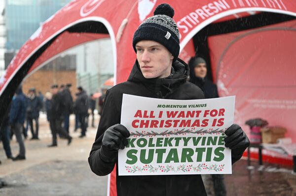 Надпись на плакате: &quot;Все, что нам нужно на Рождество – это коллективный договор&quot;. - Sputnik Литва