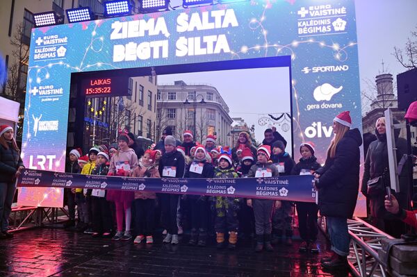 Рождественский забег открыли юные любители спорта. - Sputnik Литва