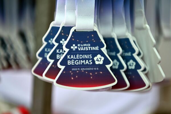 Каждый участник забега получил на память медаль. - Sputnik Литва