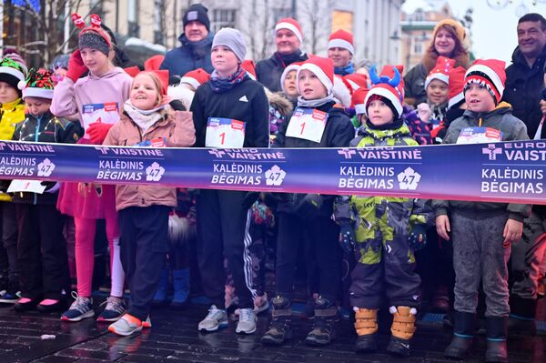 На фото: дети на старте Рождественского забега. - Sputnik Литва
