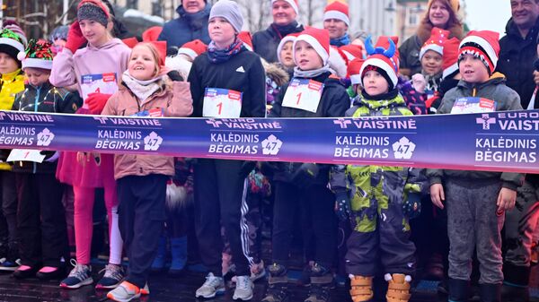 Дети на Рождественском забеге в Вильнюсе - Sputnik Литва