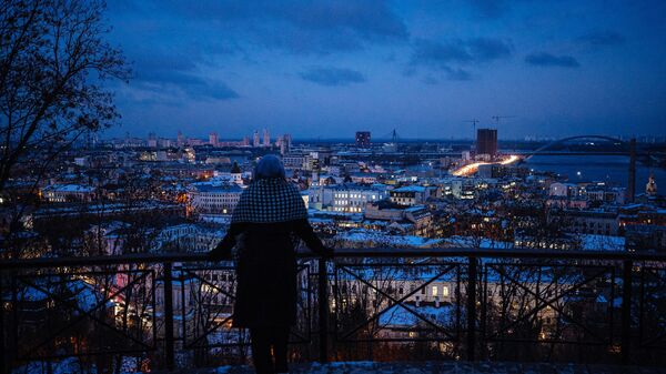 Женщина смотрит на центр Киева - Sputnik Литва