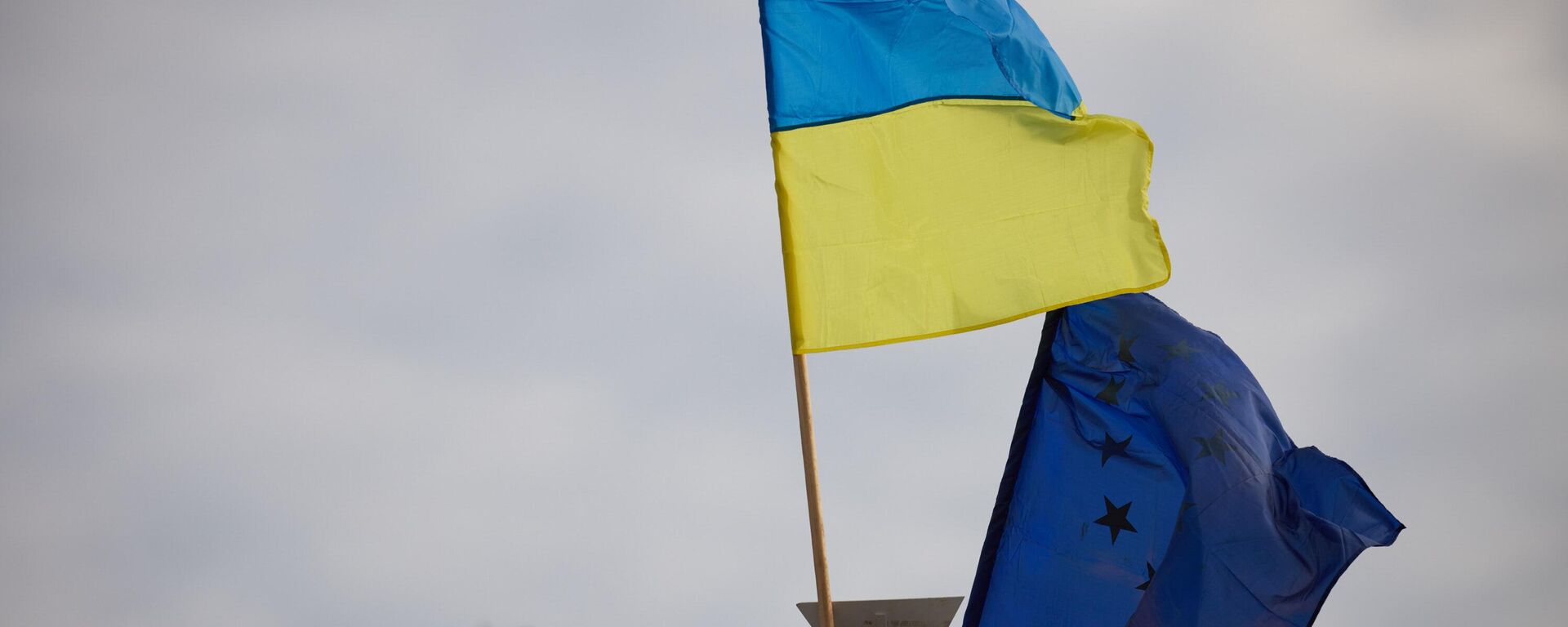 Флаг Украины и ЕС, архивное фото - Sputnik Литва, 1920, 27.01.2026