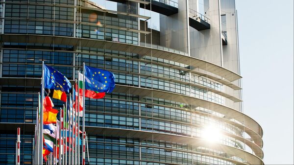 Флаги Евросоюза у здания Европарламента, архивное фото - Sputnik Литва