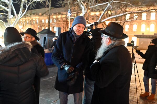 На фото: мэр Вильнюса общается с представителем еврейской общины. - Sputnik Литва