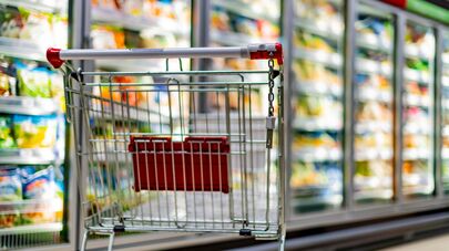 Пустая продуктовая тележка, архивное фото
