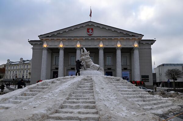 Ратушную площадь в этом году украсила скульптура из снега &quot;Железный волк&quot;, который присутствует в легенде об основании Вильнюса. - Sputnik Литва