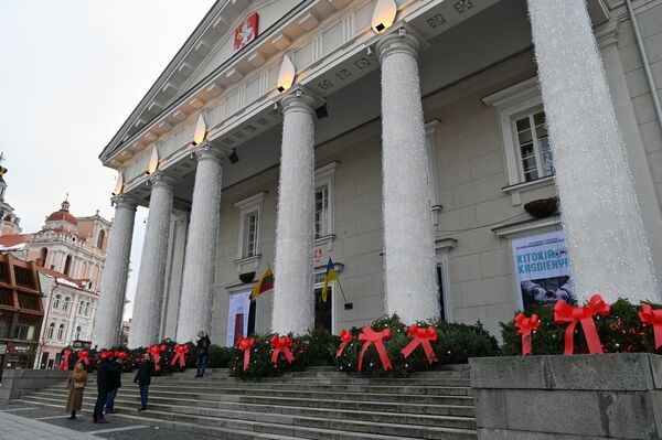 Колонны Ратуши на время зимних праздников превратились в огромные свечи. - Sputnik Литва