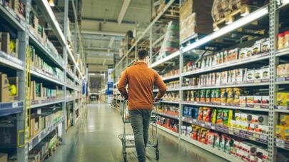 Мужчина в супермаркете, архивное фото